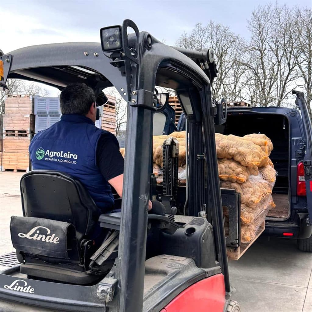 Carga de pedidos de productos agrícolas de AgroLeira en O Barco de Valdeorras