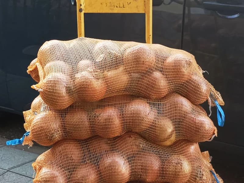 Cebollas frescas de la zona repartidas por AgroLeira en la Comarca de Valdeorras