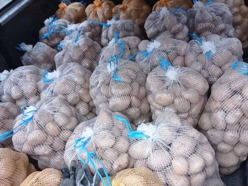 Sacas de patatas de Xinzo de Limia listas para el reparto en O Barco de Valdeorras